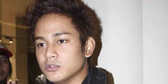 Dwi Andhika Bangga Bergaya Urakan