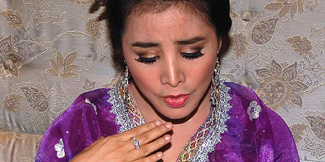 Cici Paramida Terpaksa Senyum Saat Resepsi