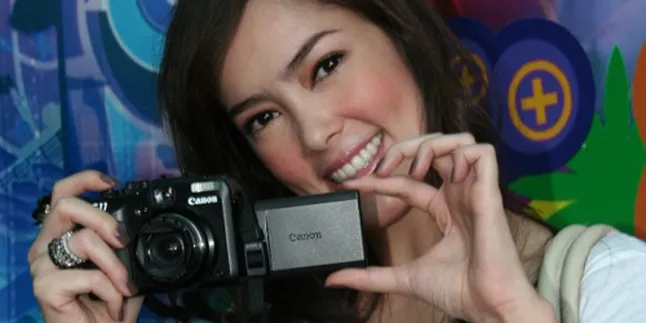 Cathy Sharon, Dapat Modal Saat Jadi Objek Pemotretan