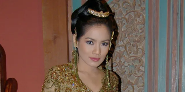 Titi Kamal Fitting Baju Pengantin Lagi?