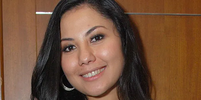 Emma Waroka Lupakan Masalah Dengan Kerja