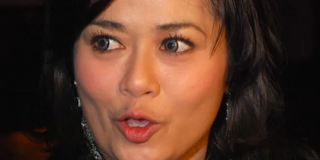 Melly Zamri, Rahasiakan Tanggal Pernikahan