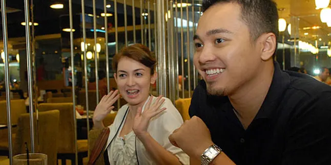 Rianti Cartwright Kenalkan Budaya Pada Sang Pacar