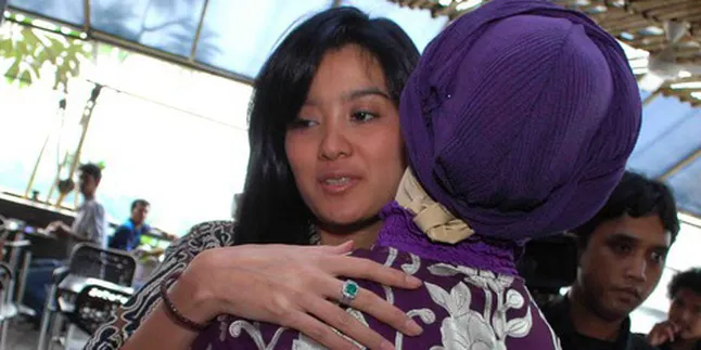 Marcella Zalianty Bacakan Puisi Untuk Ratih Sang