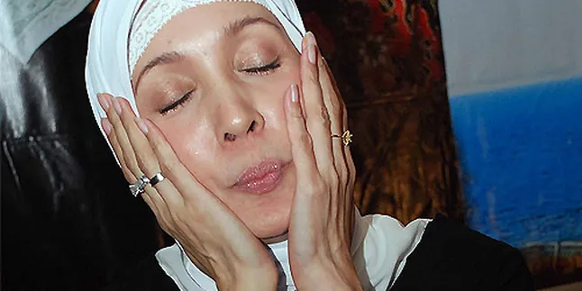 Henidar Amroe Dapatkan Piala Terakhir Tanpa Jilbab