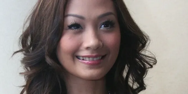 Indah Kalalo Cari Kado Natal Buat Pacar