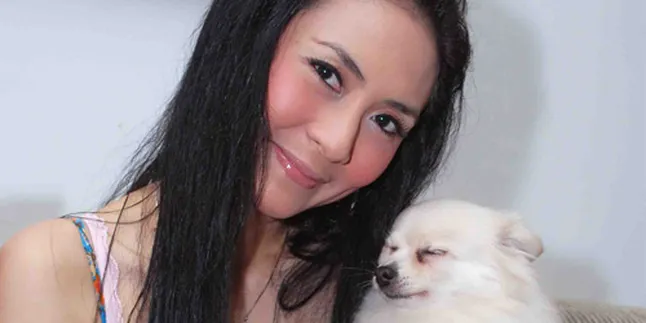 Demi Anjing , Tina Astari Cuekin Pacar