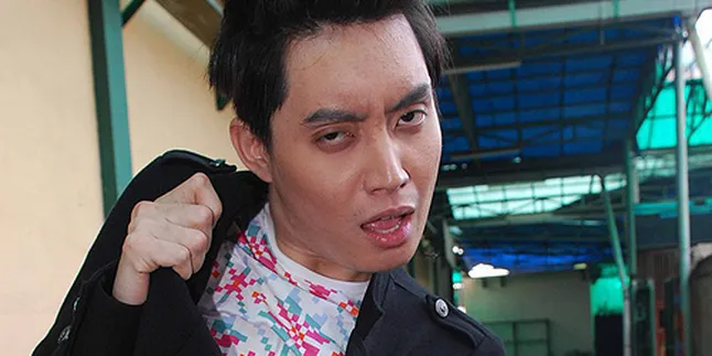 Natal, Edric Tjandra Wajib Kado dan Babi Panggang