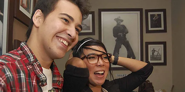 Tahun Baru, Fitri Tropica - Riza Shahab Nggak Barengan