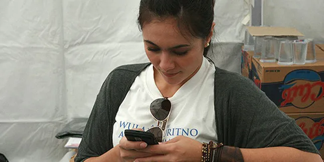 Wulan Guritno Tak Bisa Lepas Dari Gadget