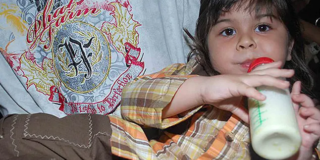 Baim Belajar Berbagi Sejak Kecil Baim Belajar Berbagi Sejak Kecil