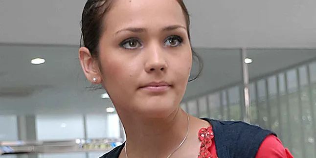 Lotta Acuhkan Wartawan, Minta Maaf Lewat FB