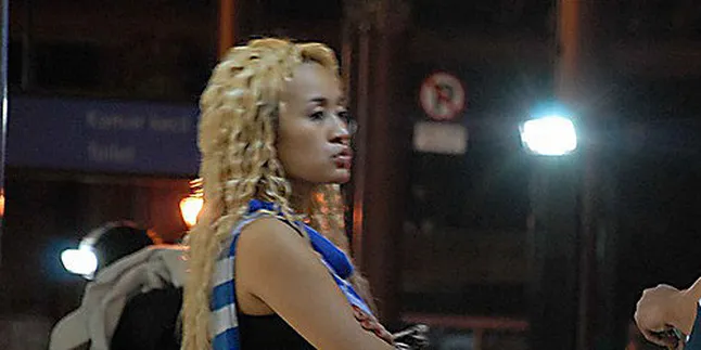 Semangat Nyanyi, Kemben Lia Trio Macan Melorot