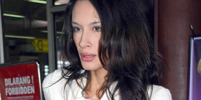 Rebecca Pulang ke Belanda