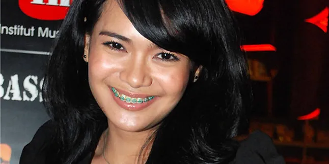 Shezy Idris Tetap Irit Dengan 3 Handphone