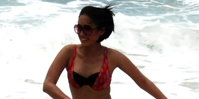 Foto Bikini Tersebar di Internet, Melinda Cuek