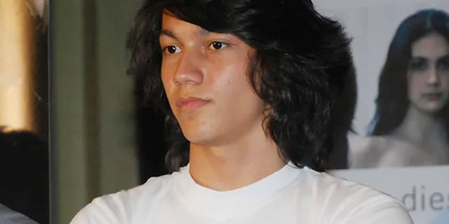 Samuel Zylgwyn Membentuk Dada Dengan Fitness