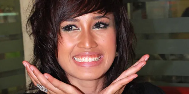 Takut Rambut Rusak, Melinda Intens ke Dokter