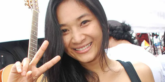 Happy Salma, Tak Mau Menikah Karena Desakan Usia