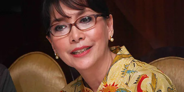 Widyawati Berhenti Merokok Gara-Gara Sophan Sophiaan