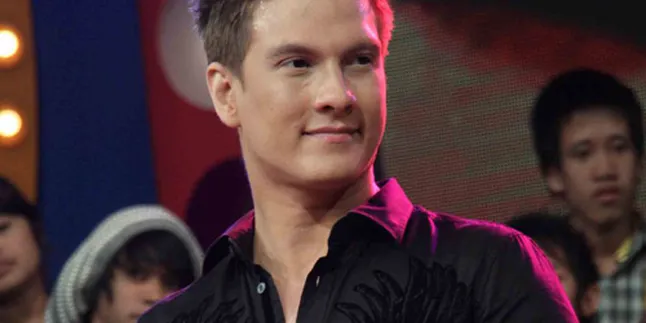 Bertrand Antolin Terima Angpao Saat Imlek