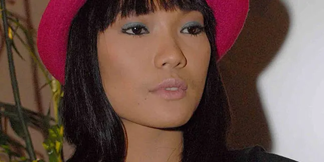 Foto Topless Jenny Cortez Beredar, Produser Minta Maaf