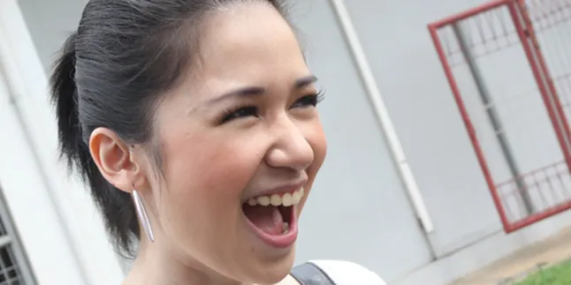 Laura Basuki, Tersenyum Dengar Komentar Mario Teguh