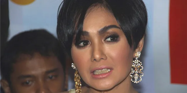 Yuni Shara 'Sangu' Kopi di Dahsyatnya Award