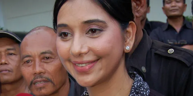 Ayu Azhari Akan Tetap di Politik