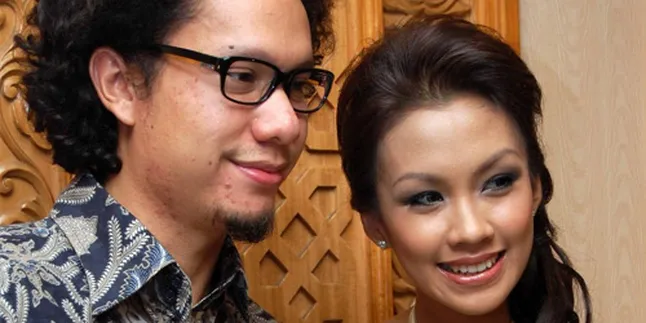 Angga Fitting Baju Pengantin Tanpa Melanie Putria