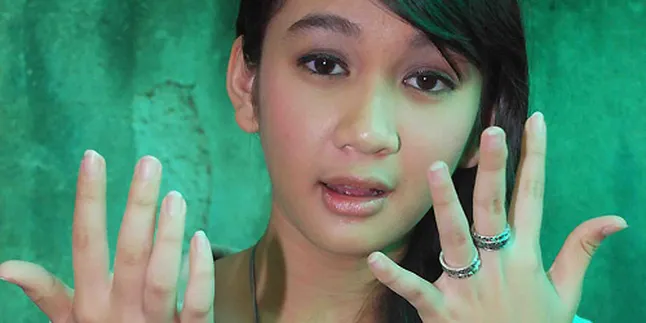 Dhea Anissa Dilempari Jelly di Bioskop Dhea Anissa Dilempari Jelly di Bioskop