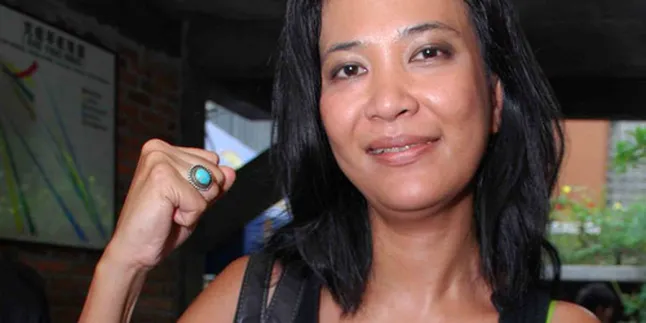 Oppie Andaresta Promosi Batik di Video Klip Baru