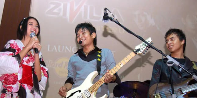 Poppy Bunga Jadi Model Dadakan Band Zivilia