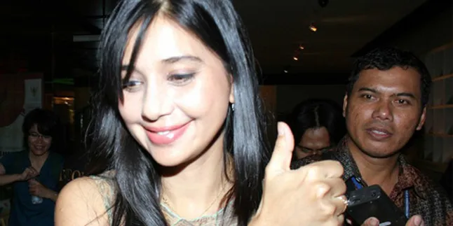 Ayu Azhari Bungkam Soal Kegagalan Jadi Cawabup