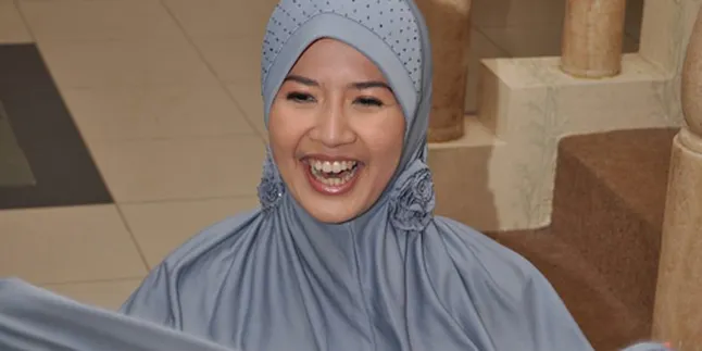 Asti Ananta Umroh Lagi