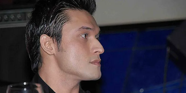 Indra L Bruggman Cium Dewi Perssik Dengan Hati