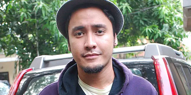 Ello: Hubungan Sama Julie Estelle Simple Aja