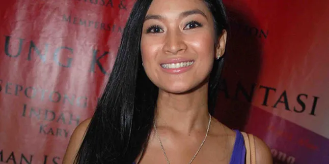 Happy Salma Curahkan Idealisme Lewat Tulisan