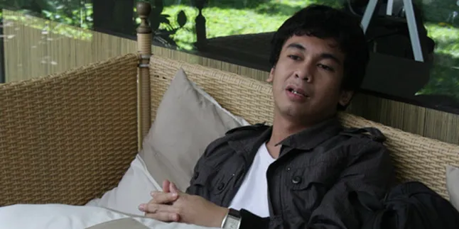 Raditya Dika - Sherina, Cinta Berawal Dari Twitter