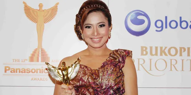 Feny Rose Jatuh Cinta Pada Songket Palembang