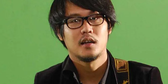 Ernest Cokelat Mandikan Anak Untuk Jalin Hubungan Batin