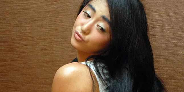 Dewi Perssik Nikmati Ciuman Dengan Indra Bruggman