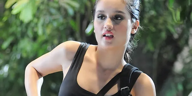 Cinta Laura Jadi Cewek 'Bling-Bling'