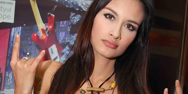 Peduli AIDS, Rebecca Sumbang Gitar Akustik