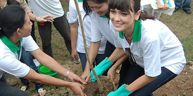 Peduli Lingkungan, Djarum dan Luna Maya Tanam Trembesi