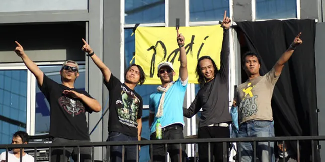 Padi Rayakan Ultah Main di Teras Gedung