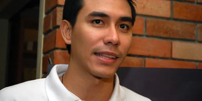 Darius Sinathrya Lelang Sepatu Demi Pemberantasan AIDS