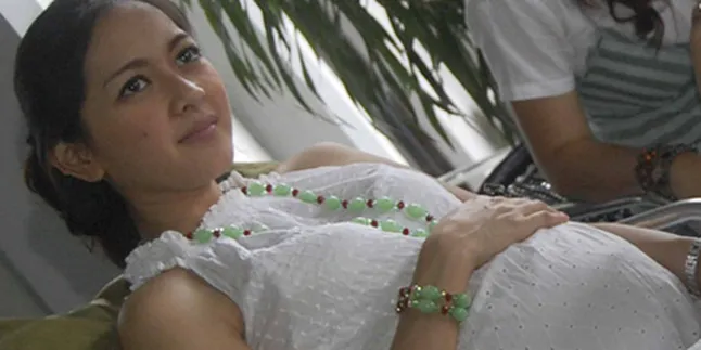 Richa Novisha Lahirkan Bayi Laki-Laki Secara Caesar