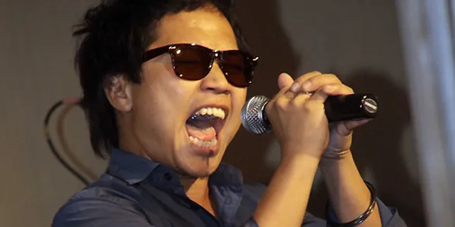 Sandy Sandhoro Nyanyi Lagu Iwan Fals Ala Jazz