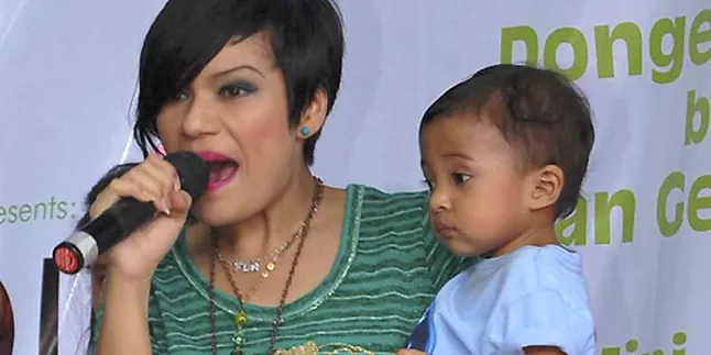 Fla Tofu Ajak Anak Manggung Agar Tak Rewel